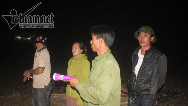 Đốt lửa thâu đêm tìm 2 học sinh đuối nước ở biển Thiên Cầm