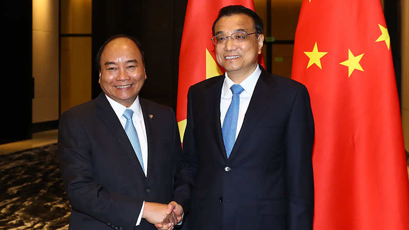 Thủ tướng Nguyễn Xuân Phúc gặp Thủ tướng Trung Quốc Lý Khắc Cường