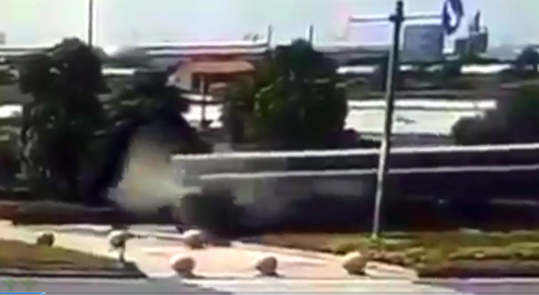 Kinh hoàng tai nạn của xe chở hàng siêu trường siêu trọng