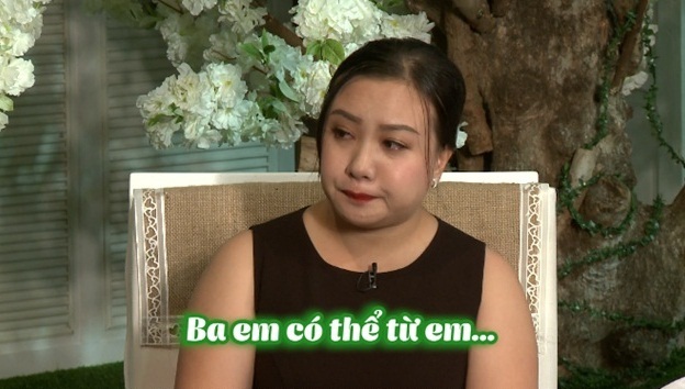 Mẹ cô gái đến trường quay ra hiệu con không bấm nút hẹn hò