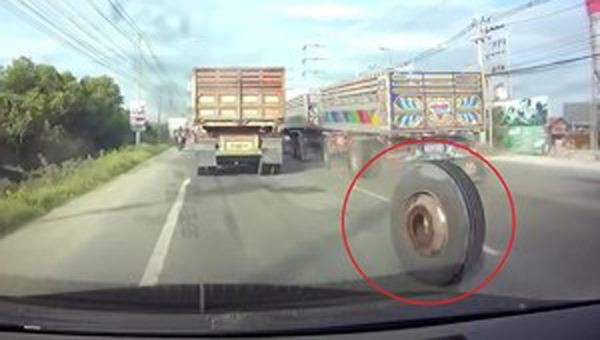 Thất kinh clip xe tải đang chạy bỗng văng mất 1 bánh xe