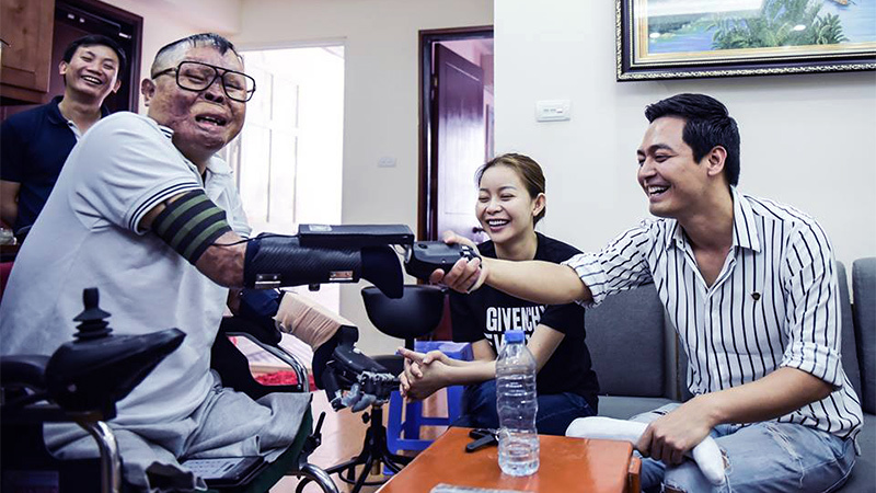 MC Phan Anh trao tay giả cho chiến sĩ sống sót vụ rơi máy bay Mi171