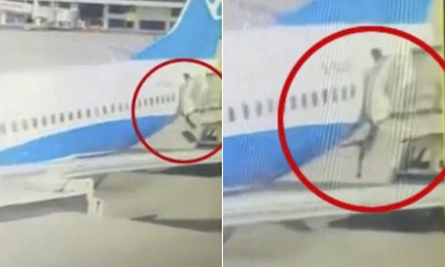 Video nữ tiếp viên hàng không rơi khỏi máy bay