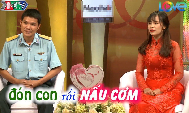 Sỹ quan không quân đeo kính đen đi hẹn hò vì lý do không ngờ