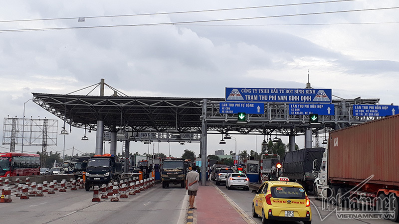 Tài xế đồng loạt dùng tiền lẻ mua vé qua trạm Nam Bình Định