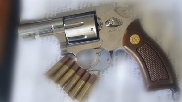 Chủ hãng nước đá nổi tiếng Cần Thơ rút súng doạ bắn phụ nữ