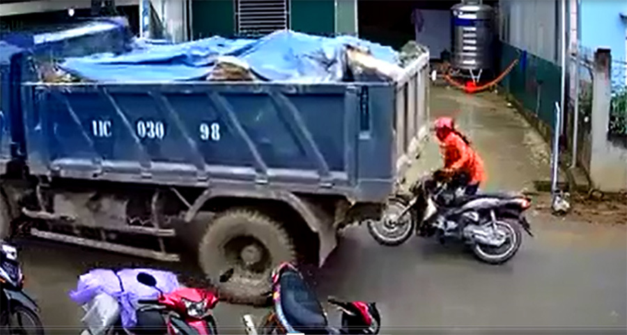 Xe tải lùi ẩu, suýt 'nuốt chửng' người phụ nữ đi xe máy
