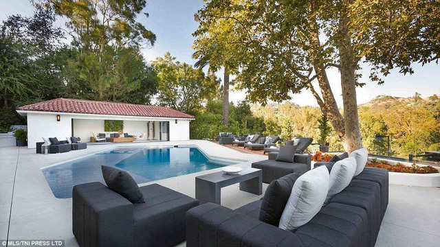 Ngắm dinh thự xa hoa của sao phim 'Những bà nội trợ kiểu Mỹ'