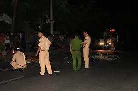 2 ô tô lao dốc, cùng đâm tử vong một người đàn ông