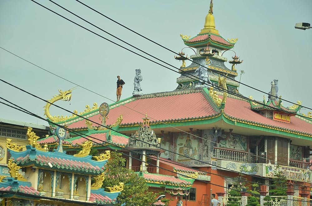 Thanh niên 'quậy tưng' suốt 5 giờ trên nóc nhà chùa Sài Gòn