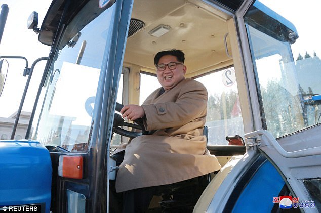 Kim Jong Un hớn hở lái thử máy kéo
