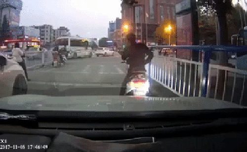 Dừng xe giữa đường nghe điện thoại, chàng trai bị đánh