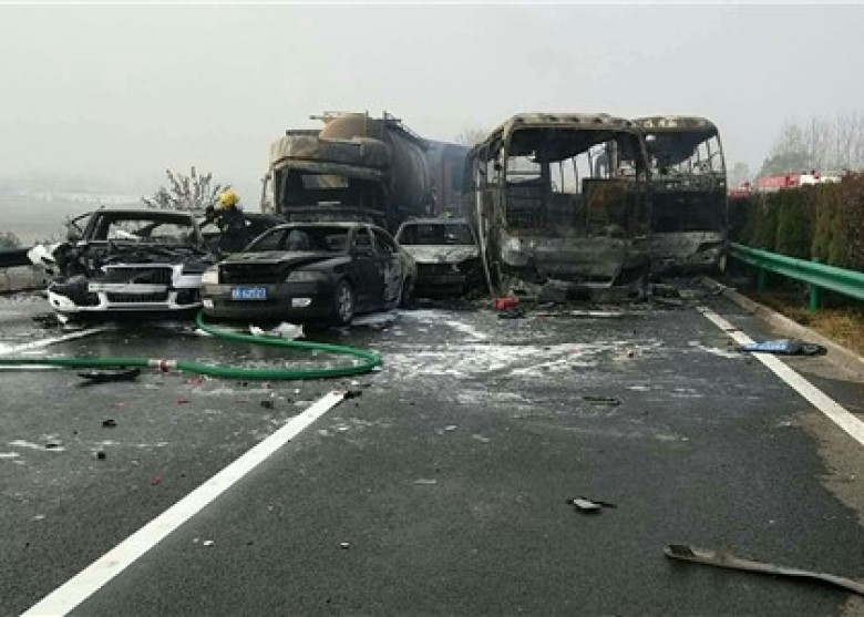 Đâm xe kinh hoàng trên đường cao tốc TQ, hàng chục người thương vong