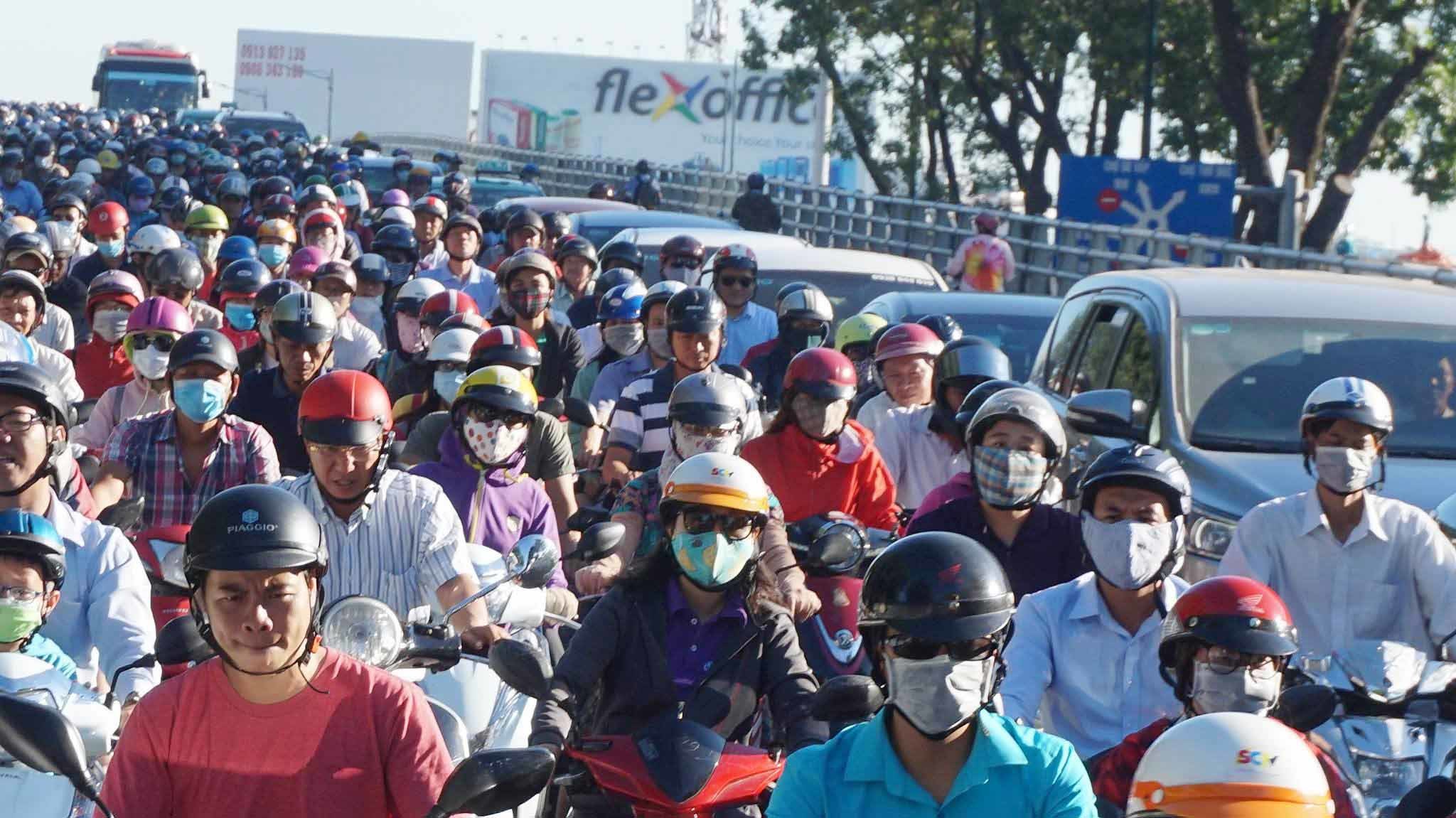 Người dân bức xúc kẹt xe ngày đầu nhánh cầu 'gải cứu' kẹt thông xe