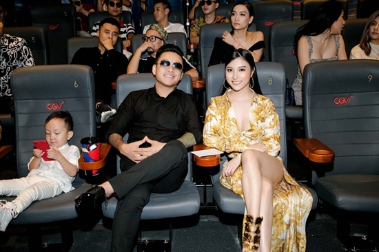 Tuấn Hưng dắt con tới chúc mừng Hạnh Sino