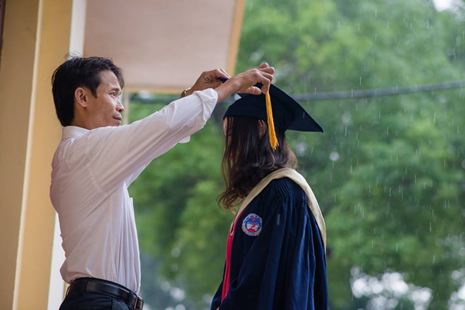 Cha nghèo bắt xe từ 4h sáng lên thành phố chụp kỷ yếu với con gái