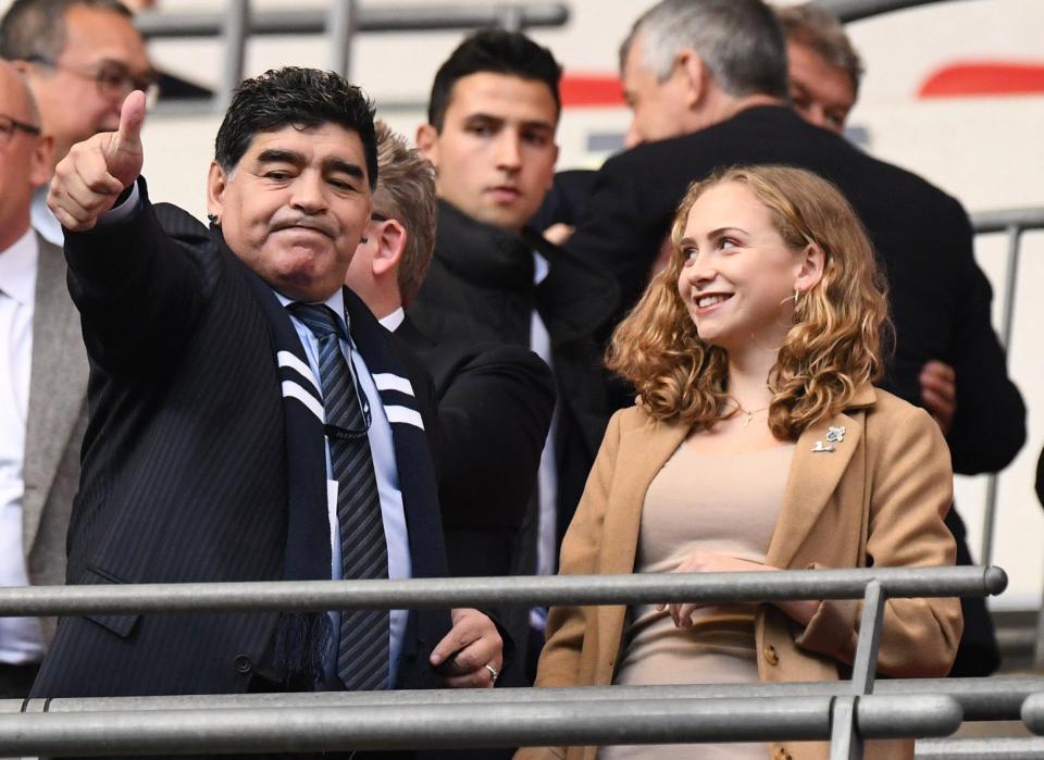 Maradona hô hào đuổi Sampaoli, lên dẫn dắt Argentina