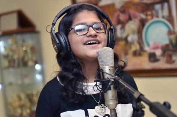 Gặp bé gái 12 tuổi có thể hát 80 thứ tiếng