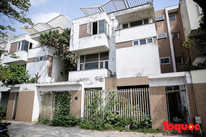 Hà Nội: Nhón chân tránh kim tiêm trong biệt thự chục tỷ Văn Phú - Hà Đông