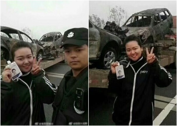 MC truyền hình TQ ra dấu 'chiến thắng' ở nơi tai nạn thảm khốc