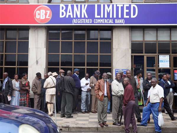 Thủ đô Zimbabwe 'dày đặc' xe tăng, dân ùn ùn rút tiền