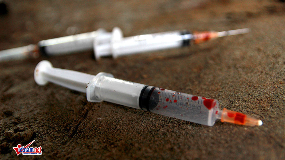 Kim tiêm dính máu vứt trong biệt thự bỏ hoang sát trường mầm non