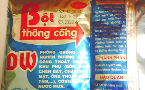 Giáo viên bất cẩn, 3 trẻ mầm non ăn bột thông cầu nhập viện
