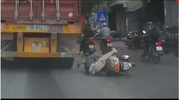 Cố vượt container, nữ 'ninja Lead' ngã văng, thoát chết ngoạn mục