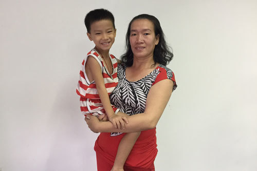 Cha mẹ khóc lặng, bất lực xin cứu con ung thư máu