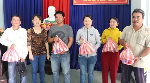 Dân vùng bão xúc động nhận hàng hỗ trợ từ nước Nga