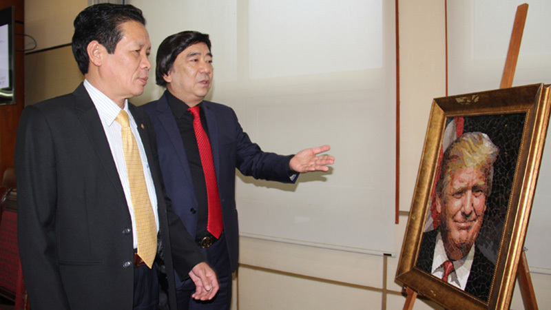 Tranh ghép gốm chân dung lãnh đạo các nền kinh tế APEC