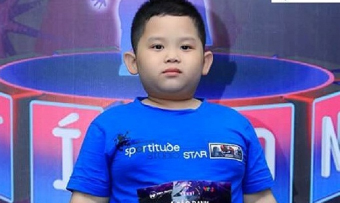 Cậu bé 6 tuổi hát 'Đắp mộ cuộc tình' thu hút hàng chục nghìn lượt like