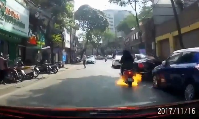 Xe tay ga đang đi bốc cháy ngùn ngụt trên phố Hà Nội
