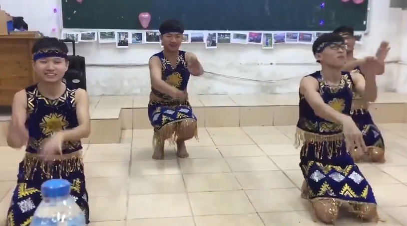 4 chàng trai Xây dựng mặc váy múa 'Chiều lên bản Thượng' hút triệu lượt xem