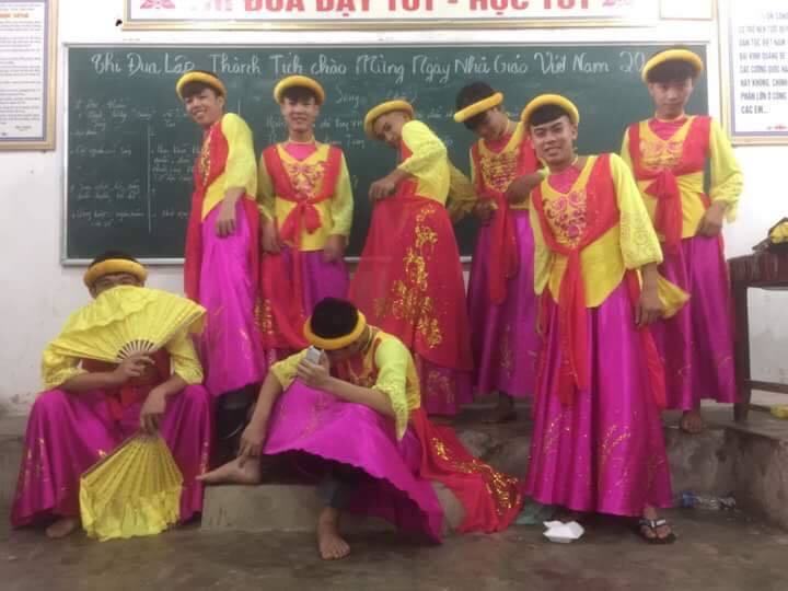 Video: 8 nam sinh Nghệ An mặc áo tứ thân múa quạt cực dẻo