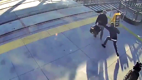 Người đàn ông mù được cứu sống trong gang tấc trước đầu tàu