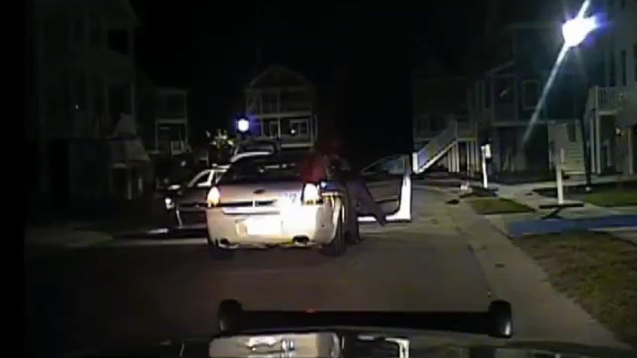 Cướp xe cảnh sát phóng thục mạng sau khi bị bắt