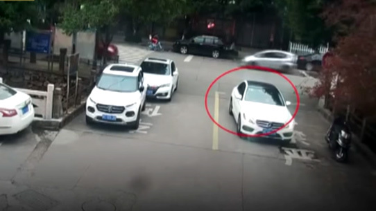 Ngồi buộc dây giày giữa đường, nam sinh bị ô tô nuốt vào gầm