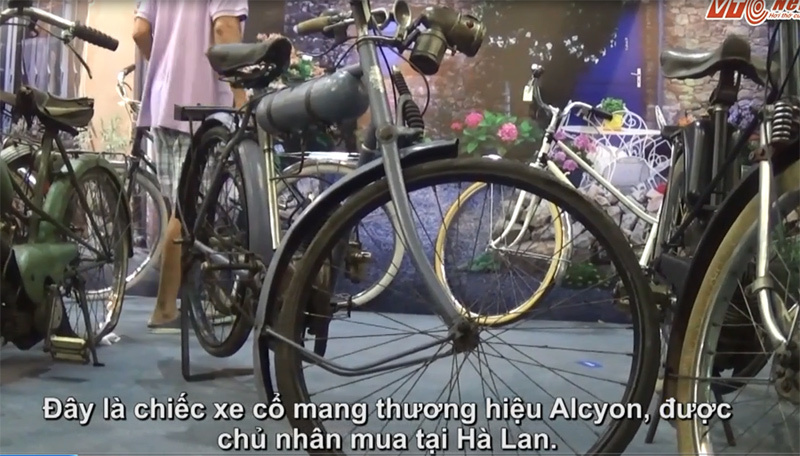 Xe đạp gắn máy đời cổ trị giá bằng 3 chiếc SH trưng bày tại Hà Nội