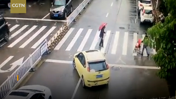 Tài xế bất ngờ lái xe chặn đầu ô tô giữa đường