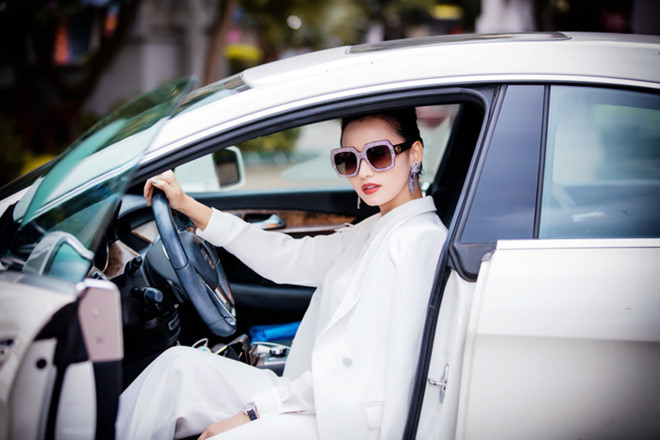 Cuộc sống giàu có đáng mơ ước của diễn viên Lã Thanh Huyền