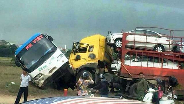 Xe đầu kéo húc xe khách xuống ruộng trên cao tốc Pháp Vân - Cầu Giẽ