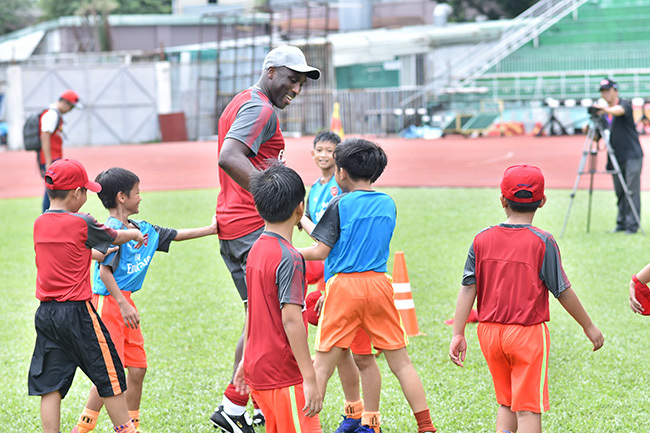 Cựu trung vệ tuyển Anh đến Việt Nam nấu bánh xèo và xem...V-League