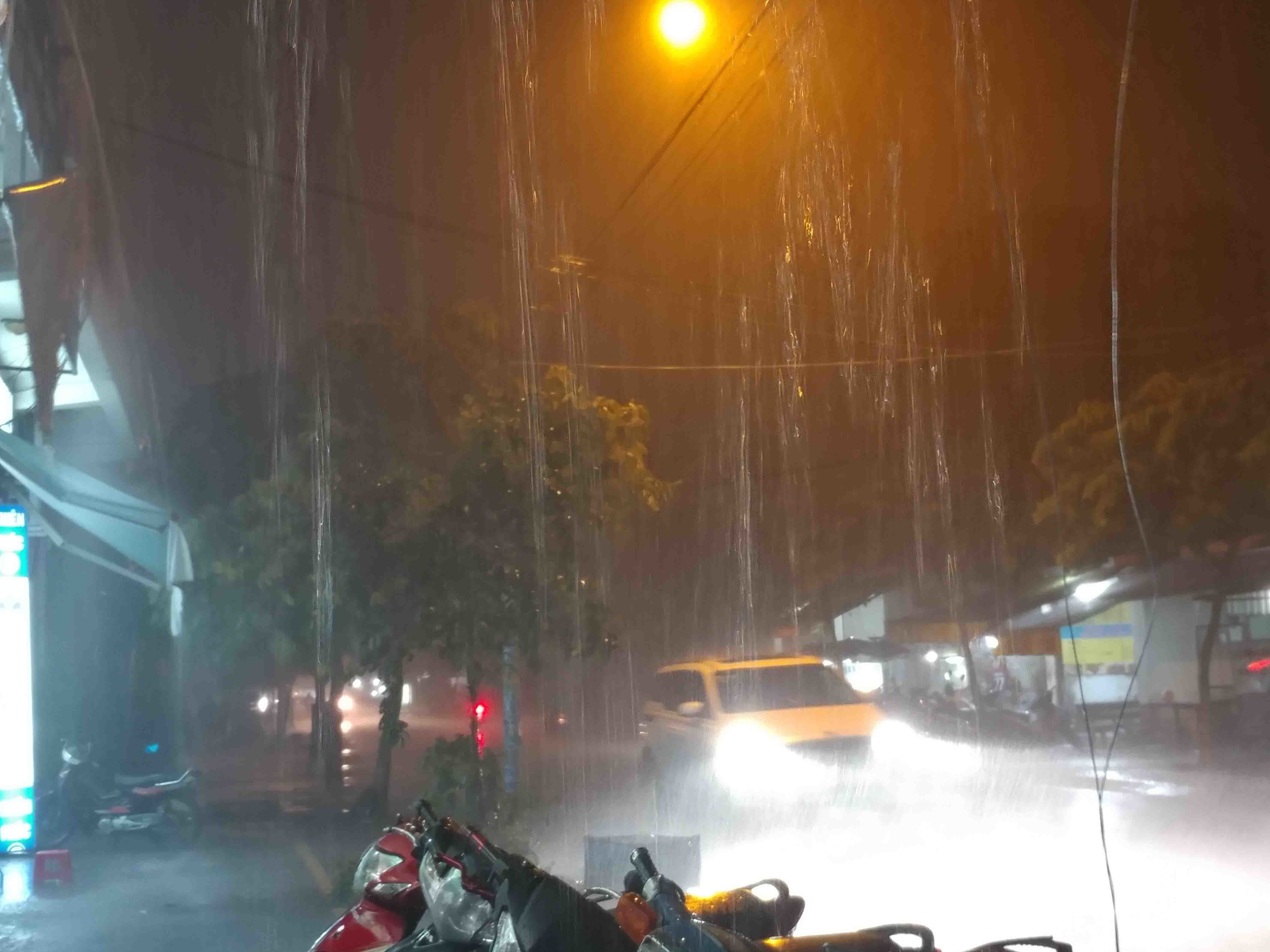 Sài Gòn mưa to, gió lớn trước bão số 14 sắp đổ bộ