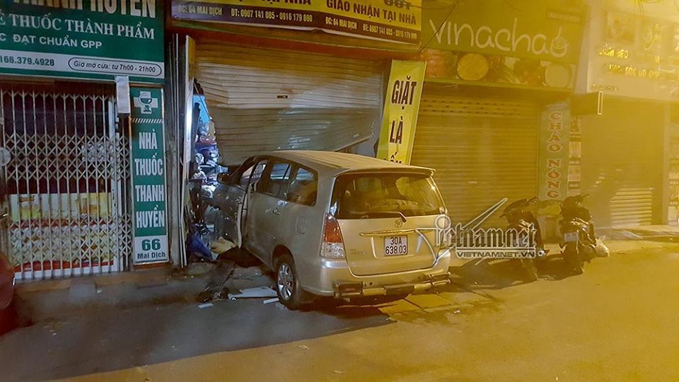 Nửa đêm, xế hộp lấy đà ủi nát cửa nhà hàng xóm