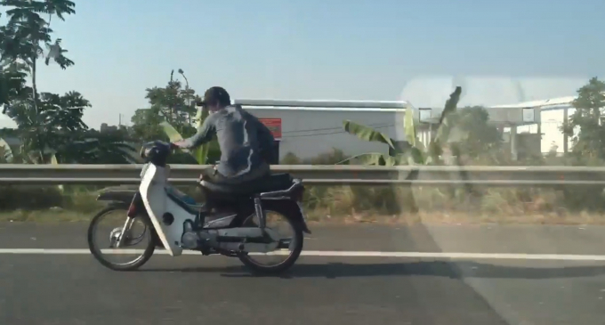 'Quái xế' vắt chân, ngồi lệch người 'lao như bay' trên quốc lộ