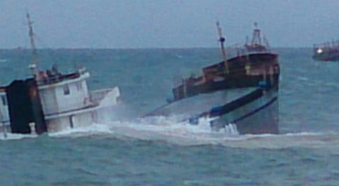 Nhiều tàu thuyền gặp nạn do áp thấp, 2 thuyền viên mất tích