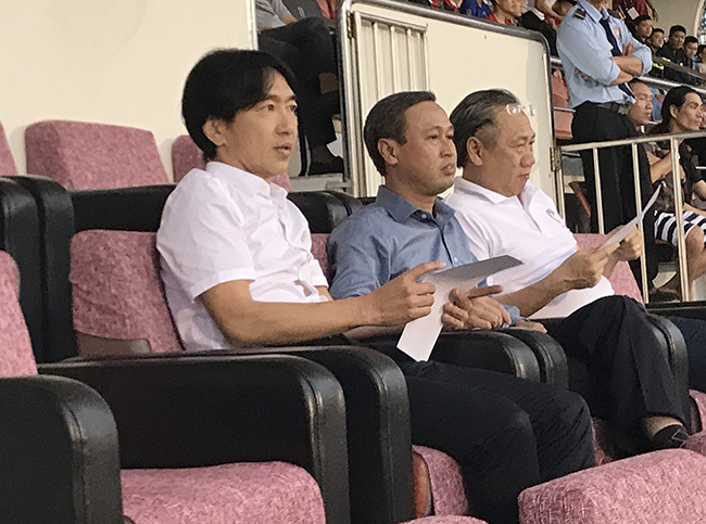 Sau đồn đoán, HLV Miura căng thẳng xuất hiện tại Việt Nam