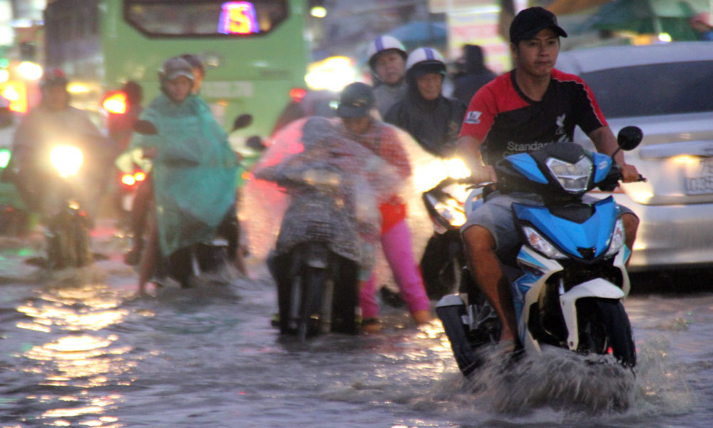 Triều cường dâng cao, người Sài Gòn lại quay cuồng 'vượt lũ'