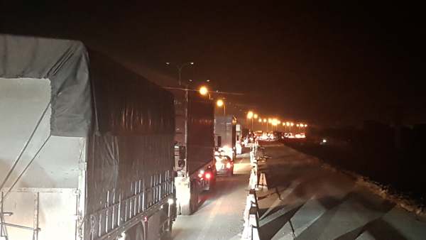 Cao tốc Pháp Vân tắc dài lúc nửa đêm